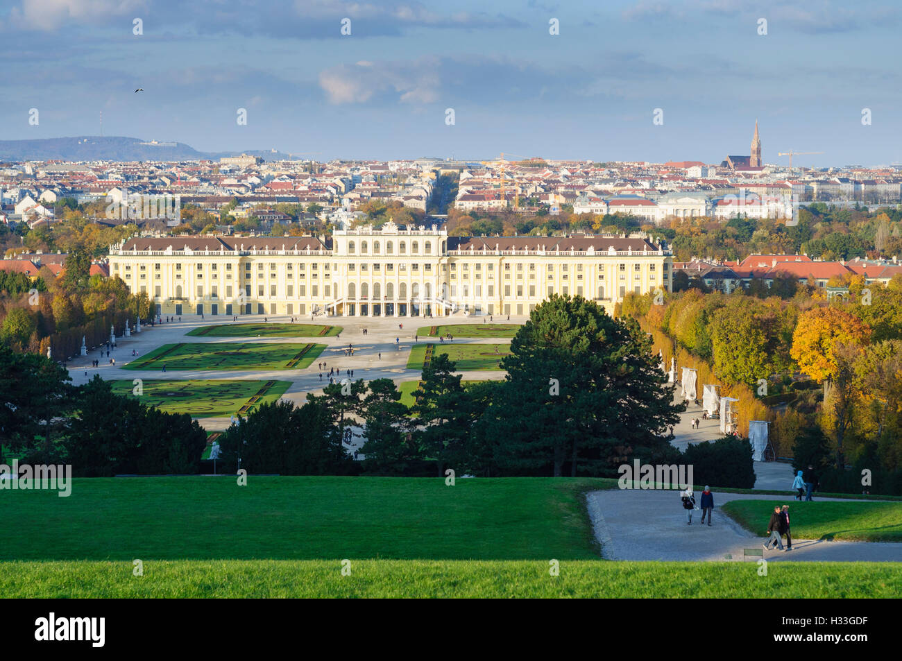 Wien, Vienne : Château de Schönbrunn et de la forêt de Vienne avec Kahlenberg et Leopoldsberg en arrière-plan, 13, Wien, Autriche. Banque D'Images