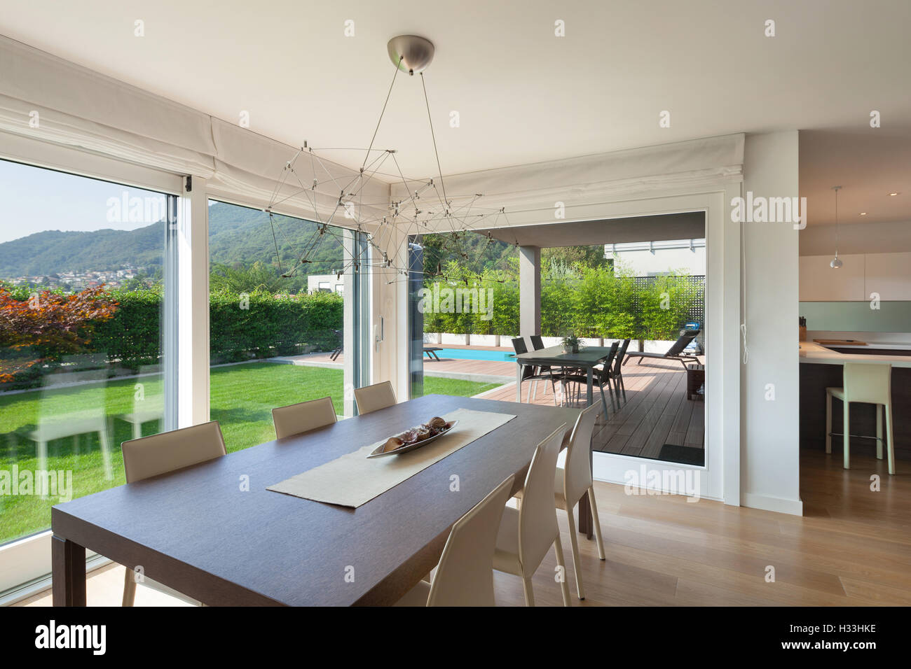 Vaste espace ouvert de maison de luxe, terrasse et jardin vue depuis les fenêtres Banque D'Images