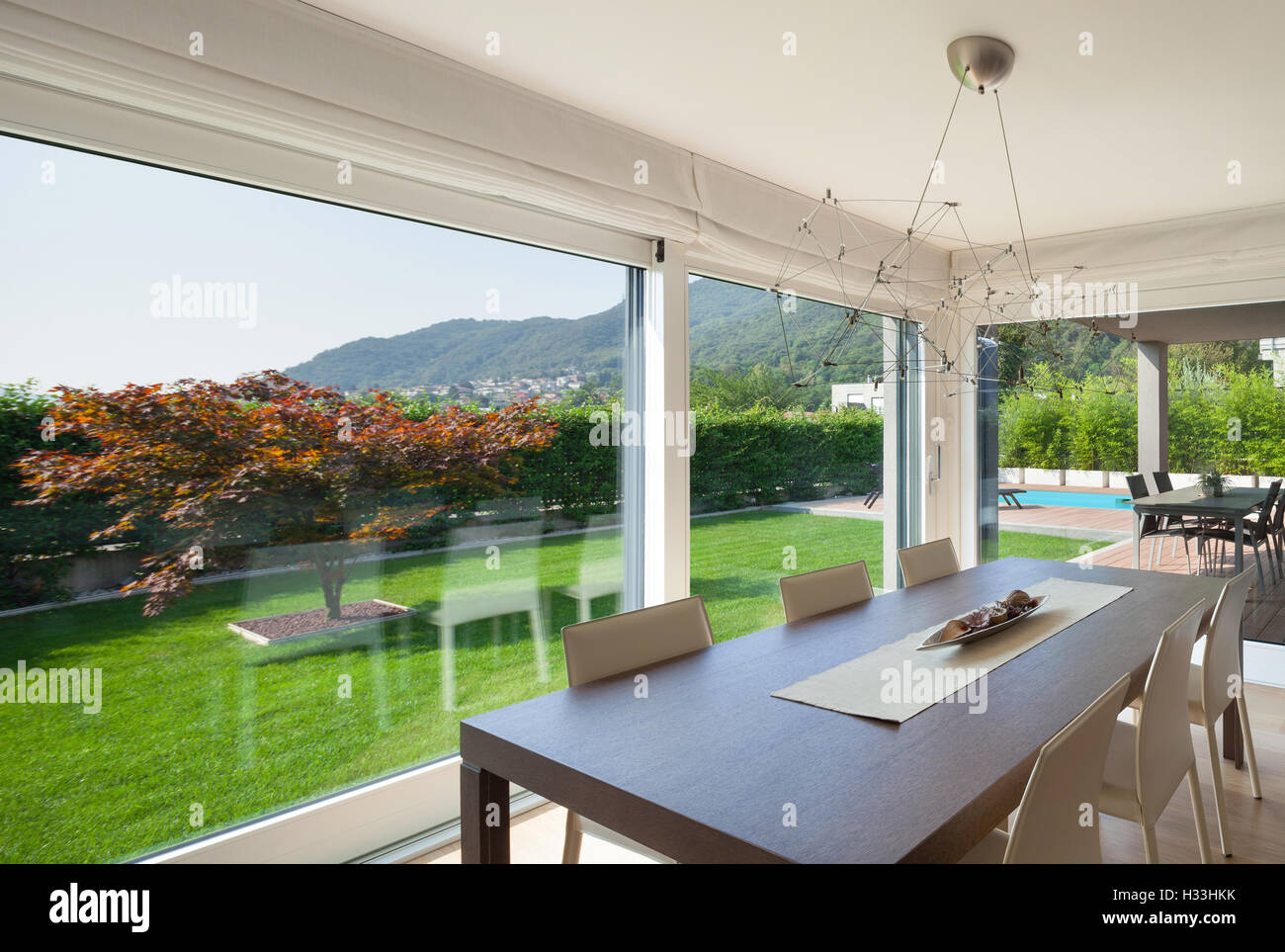 Vaste espace ouvert de maison de luxe, terrasse et jardin vue depuis les fenêtres Banque D'Images