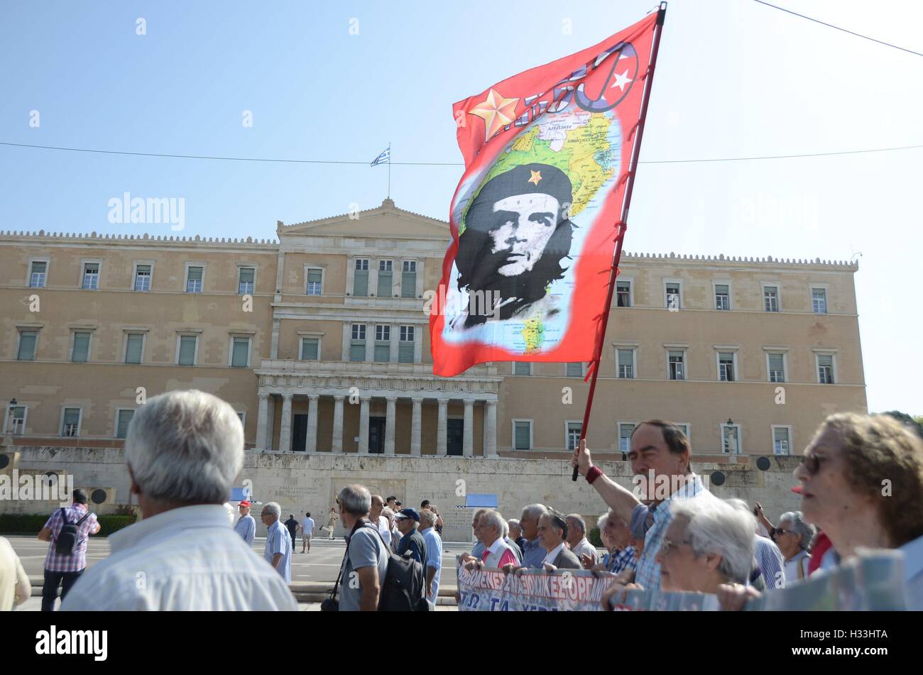 Athènes, Grèce. 06Th Oct, 2016. Demonstrator détient un grand drapeau avec l'image de Che Guevarra en face du parlement grec. Démontrer retraités grecs à Athènes contre les coupures du gouvernement sur les retraites et leurs avantages en général. Les manifestants se sont affrontés avec riot policve après ils ont trouvé la voie de la fermeture du bureau de premier ministre par la police. Crédit : George/Panagakis Pacific Press/Alamy Live News Banque D'Images