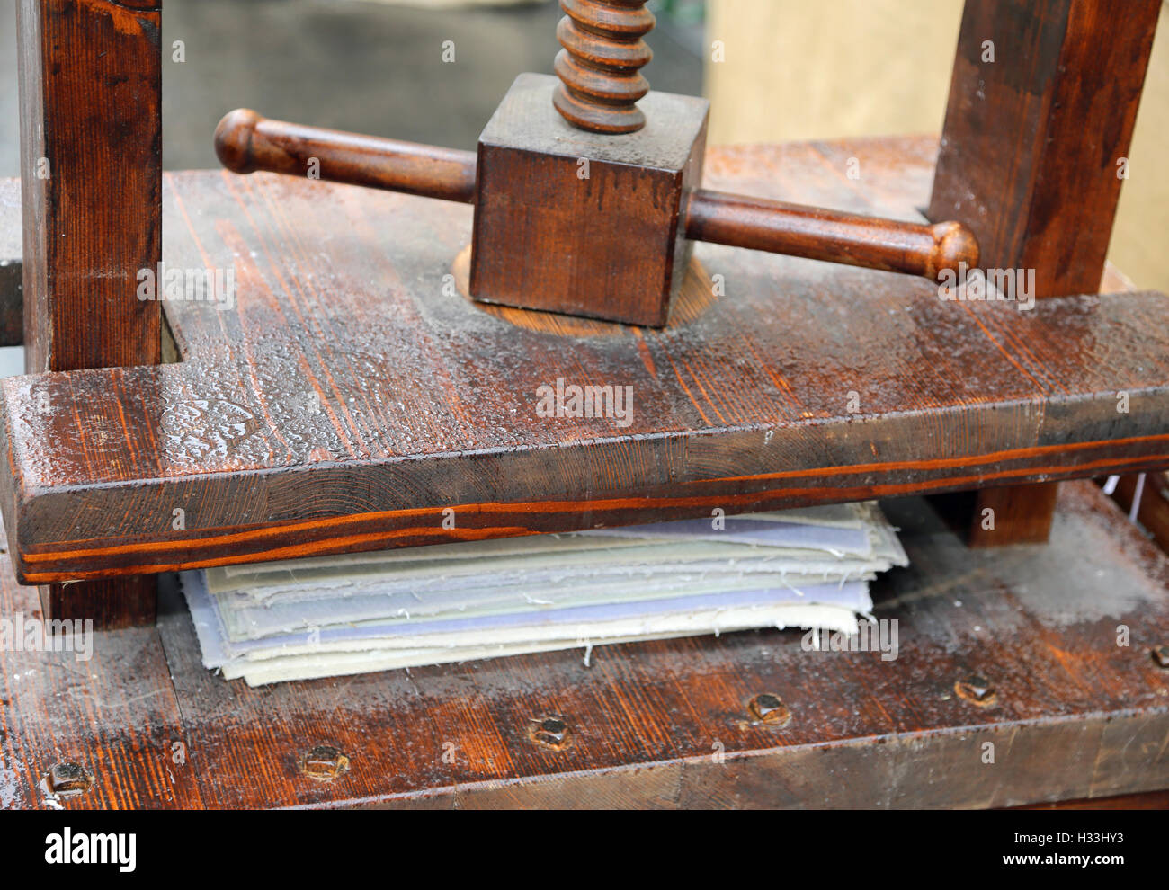Ancienne presse à main en bois pour le traitement du papier Banque D'Images