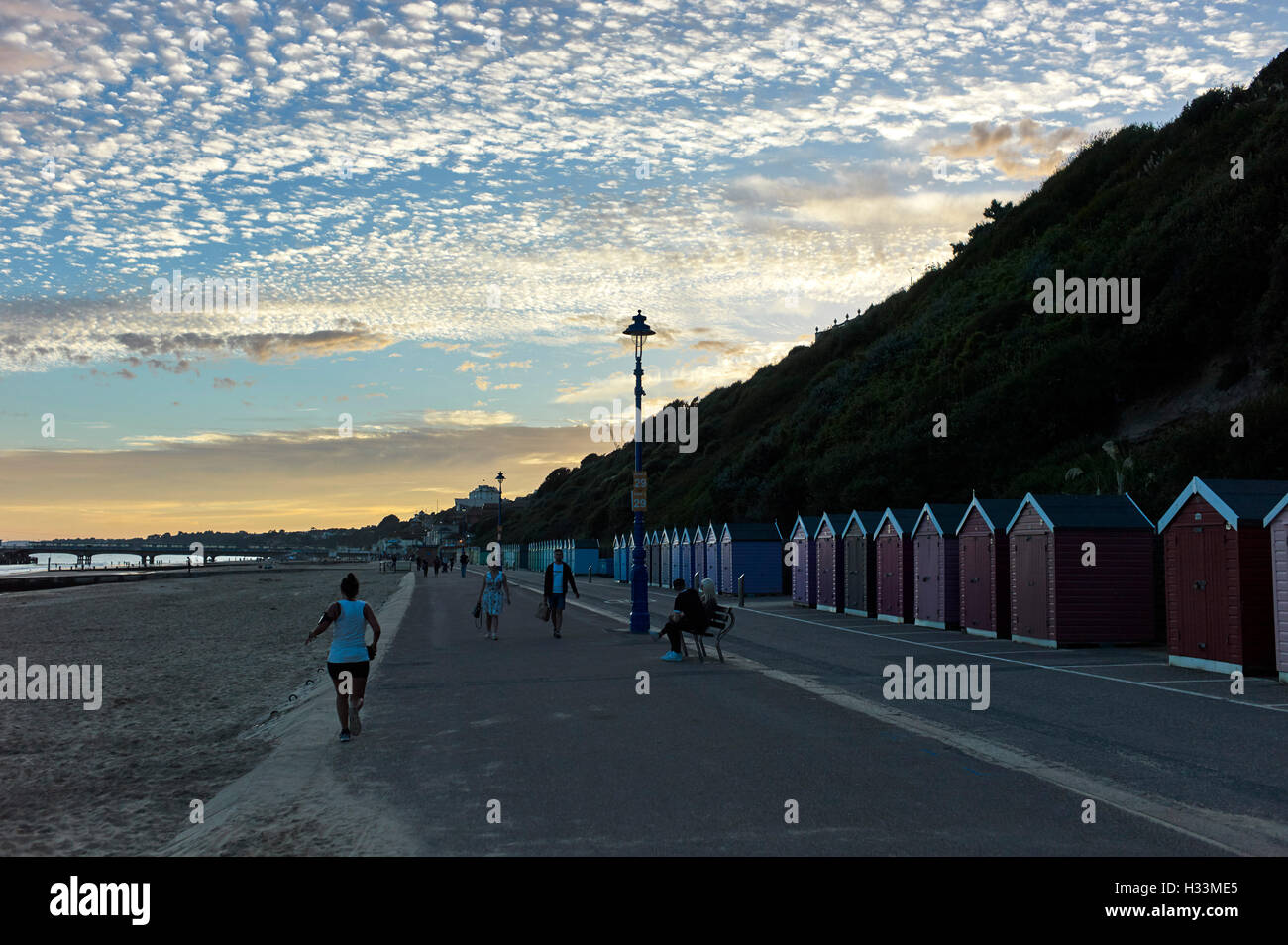 Cabines de plage et prom à Bournemouth Banque D'Images