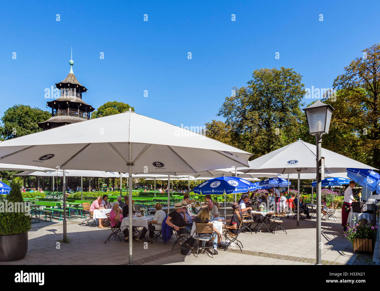 Restaurant à l'Chinesischen Turm (tour Chinois) dans l'Englischer Garten, Munich, Bavière, Allemagne Banque D'Images