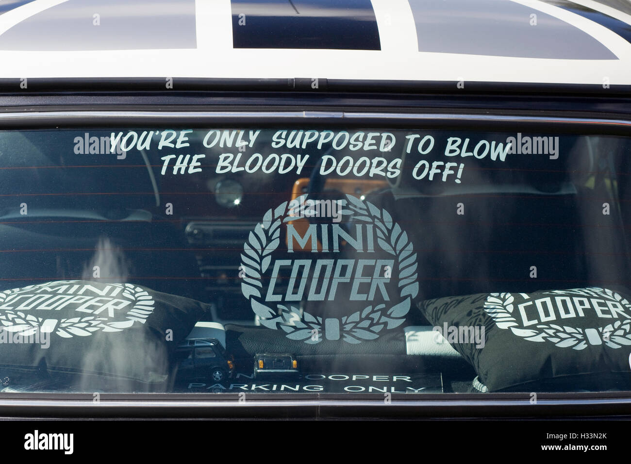 La fenêtre arrière d'une Mini Cooper avec le célèbre dicton ' Vous êtes seulement censé souffler les portes sanglantes off '' de l'Italienne Banque D'Images