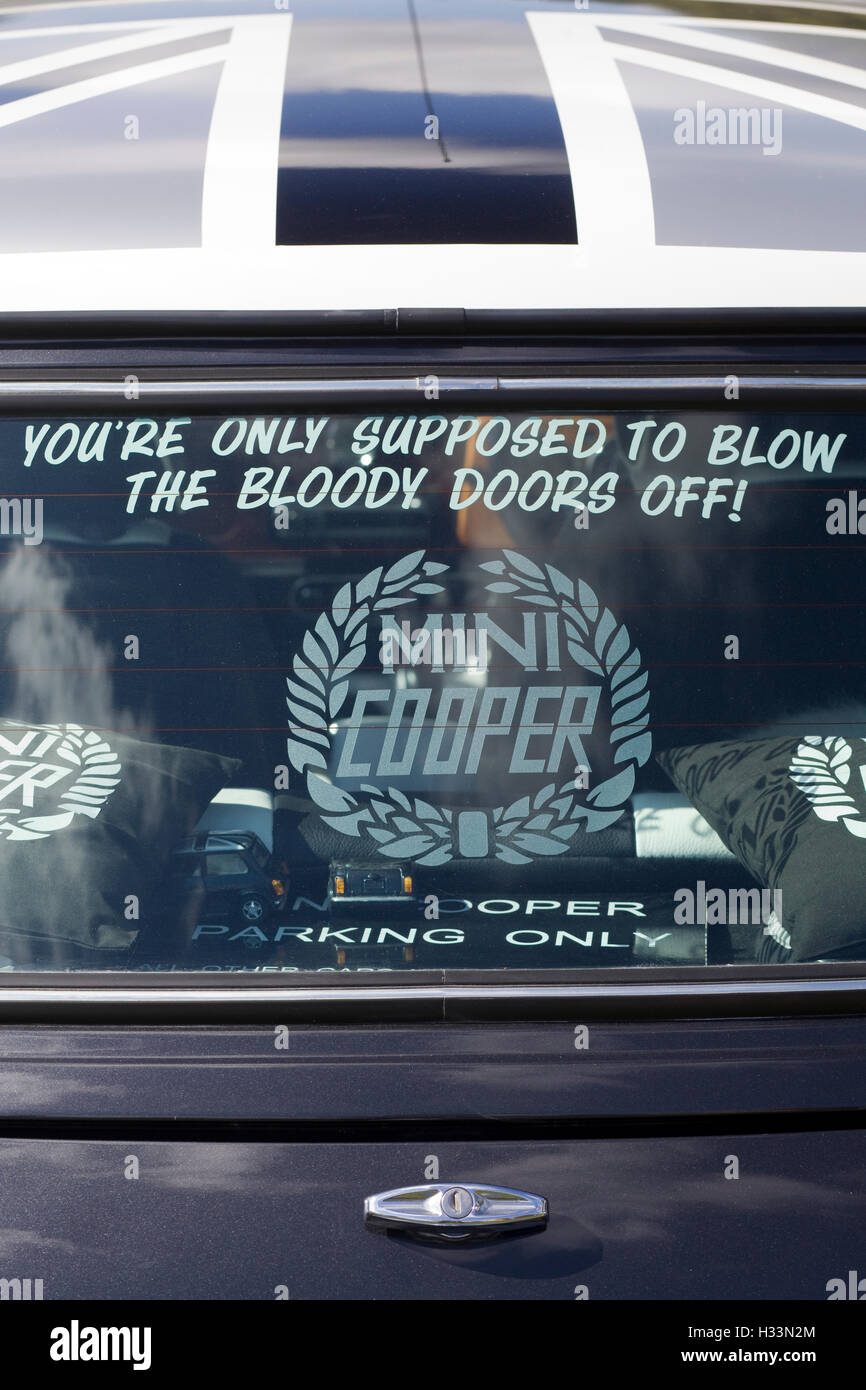 La fenêtre arrière d'une Mini Cooper avec le célèbre dicton ' Vous êtes seulement censé souffler les portes sanglantes off '' de l'Italienne Banque D'Images