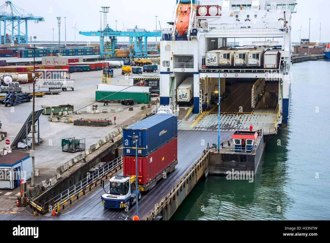 L'embarquement des conteneurs roll-on / roll-off / fret roro, le mv de la chanson l'alésage de P&O Ferries dans le port de Zeebrugge, Belgique Banque D'Images