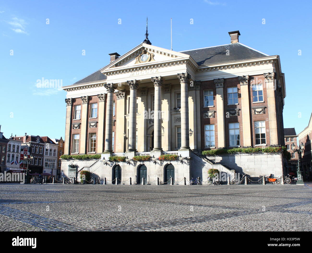 Au début du 18ème siècle l'hôtel de ville (Stadhuis) sur Grote Markt (Grand Place) dans le centre historique de Groningen, Pays-Bas Banque D'Images