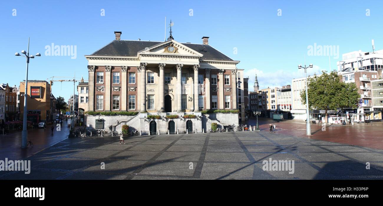 Panorama de la Grote Markt (Grand Place), Groningen, Pays-Bas, avec début du 18e siècle hôtel de ville (Stadhuis). (Croix de 2 images) Banque D'Images