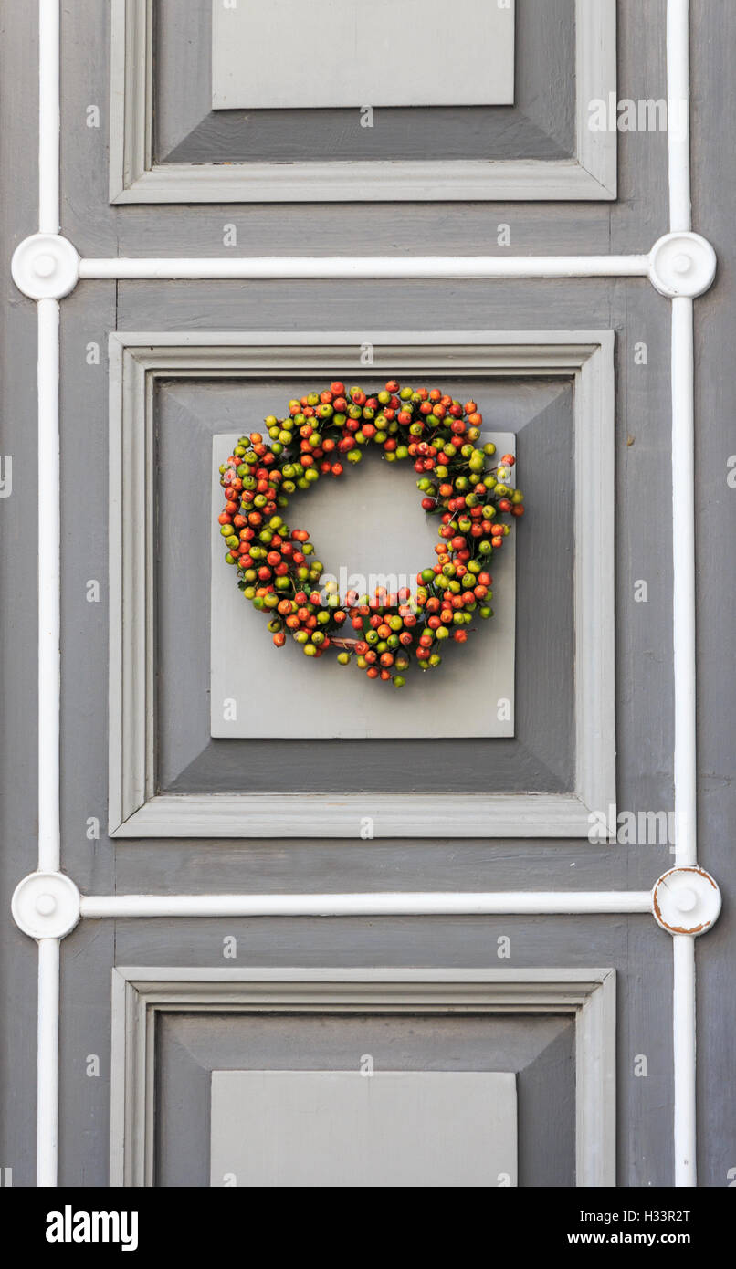 Couronne de Noël sur la porte d'entrée de la chambre. Banque D'Images