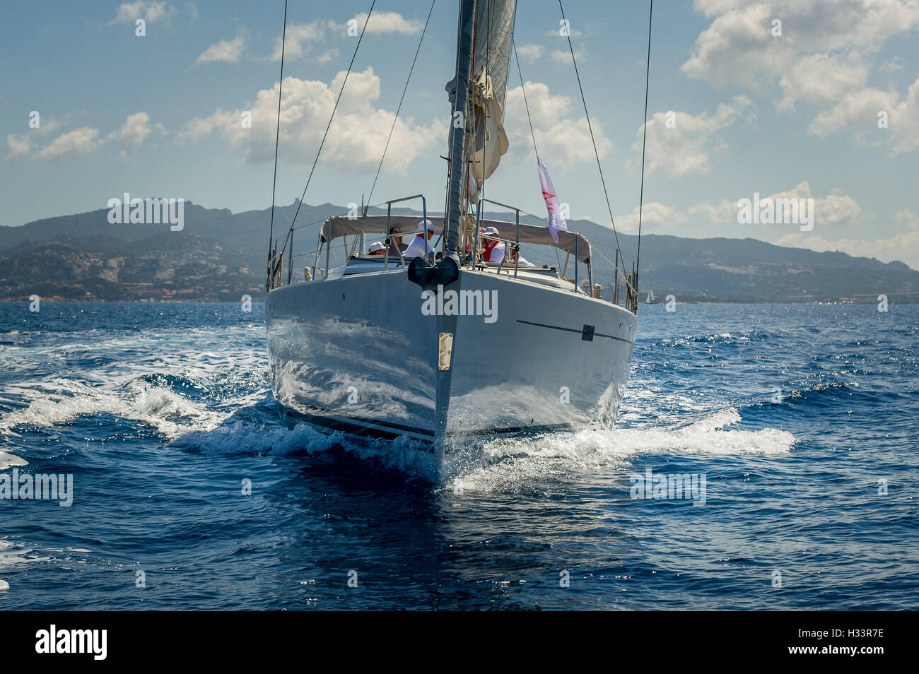 Vue sur la proue du bateau à voile de croisière, ce qui est près de Porto Cervo, Sardaigne. Banque D'Images