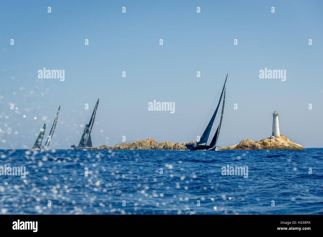 Super Yacht à voile avec black sails est la course dans la Méditerranée Banque D'Images
