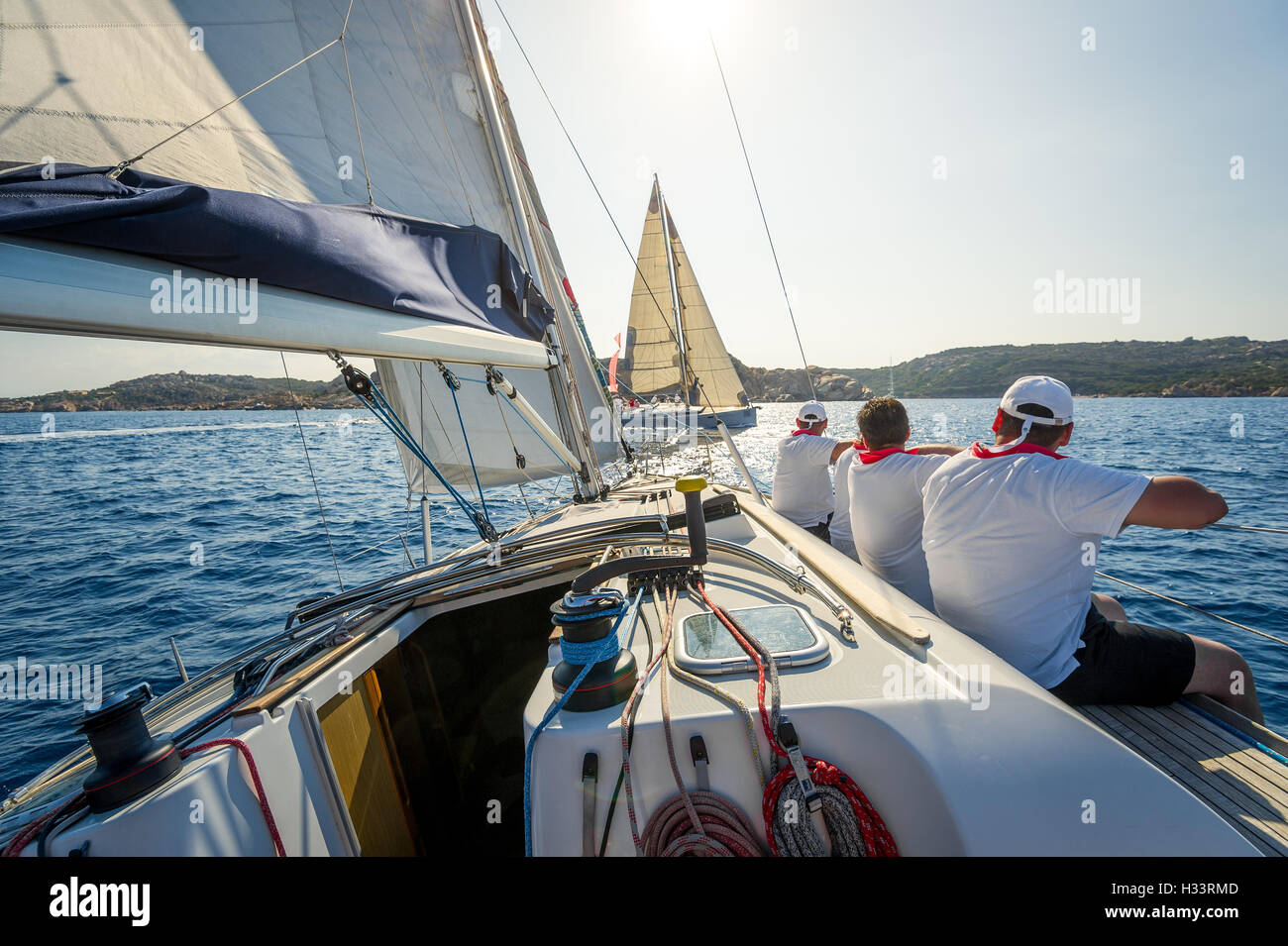 Voir la course à bord de yacht à voile avec un équipage assis sur le côté tribord Banque D'Images