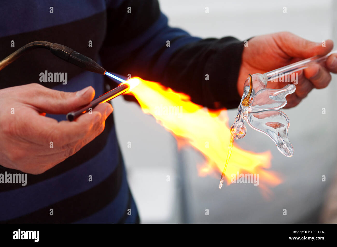 La création d'un souffleur de verre du Prince Banque D'Images