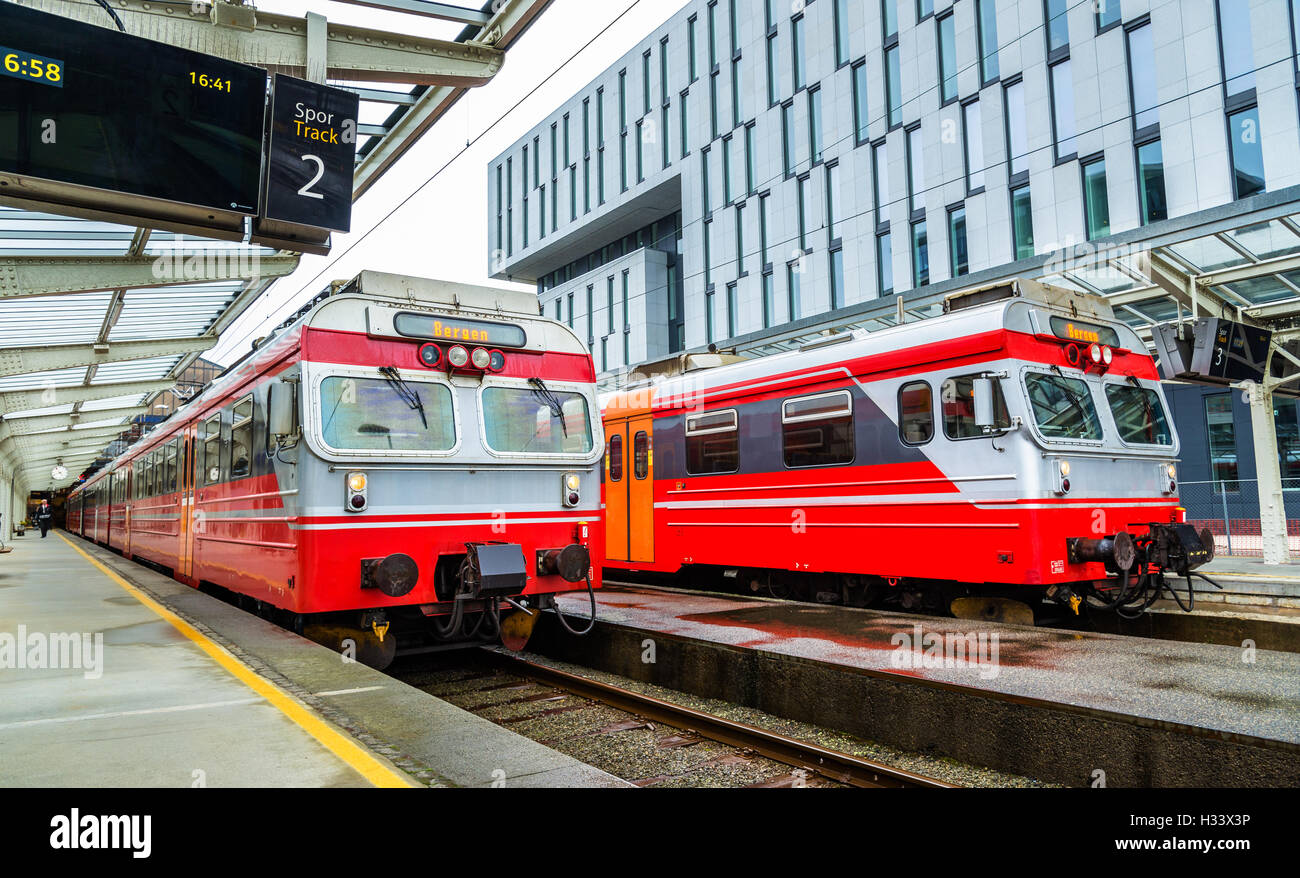 Des trains de banlieue à la gare de Bergen en Norvège Banque D'Images