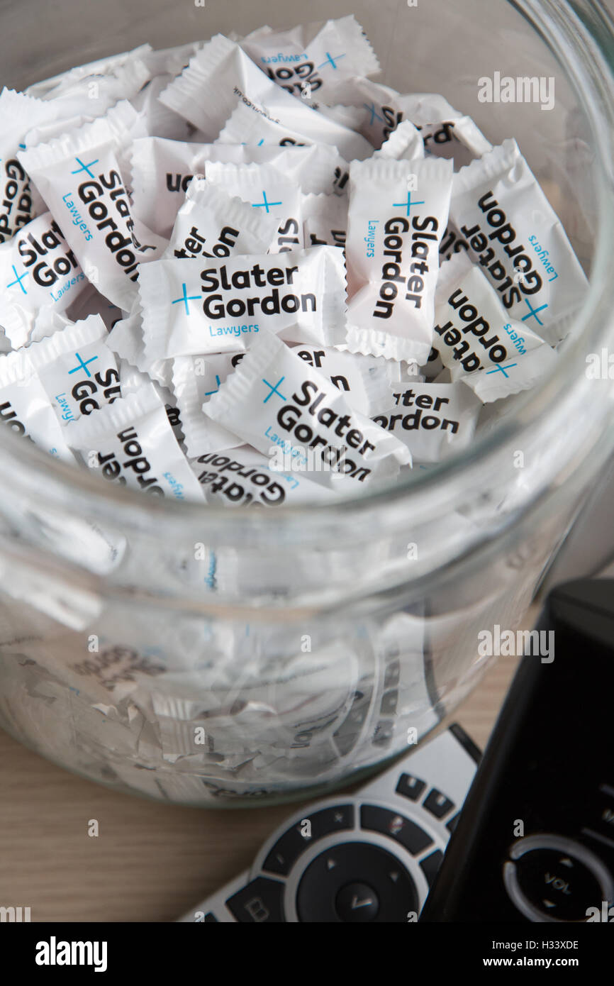 La marque de bonbons avec Slater et Gordon Law firm dans un pot Banque D'Images