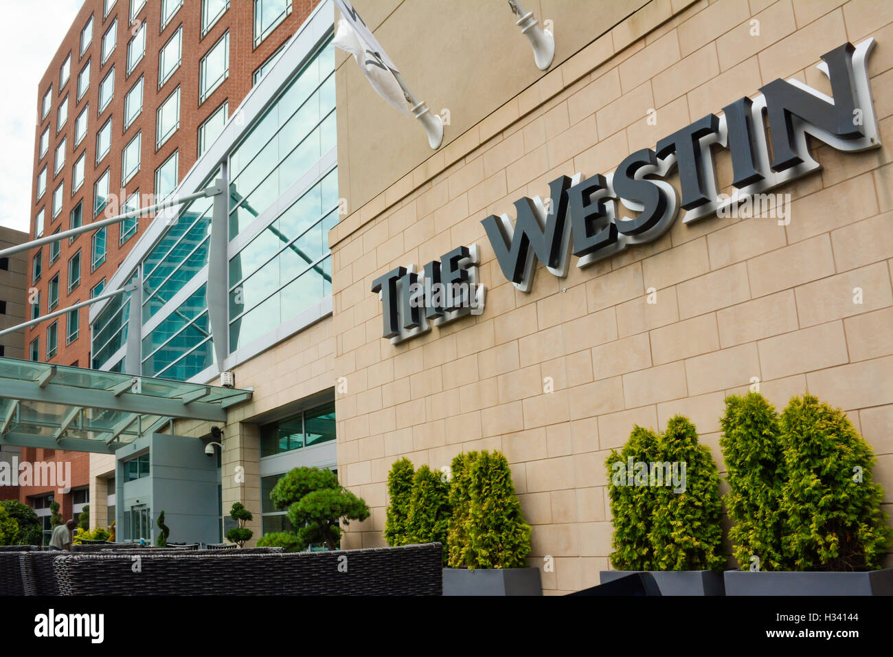 L'extérieur de l'Hôtel Westin, un bâtiment moderne en verre, brique et pierre s'appuyant sur Beale Street à Memphis, TN Banque D'Images