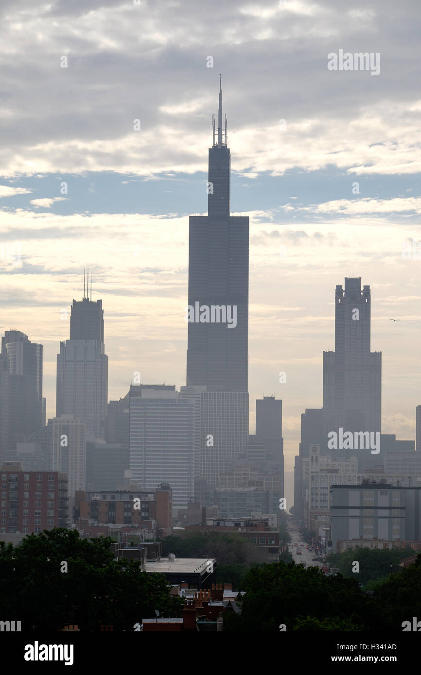 La Willis Tower (anciennement la Sears Tower) se distingue parmi les bâtiments emblématiques de Chicago lors d'une chaude matinée d'été. Banque D'Images