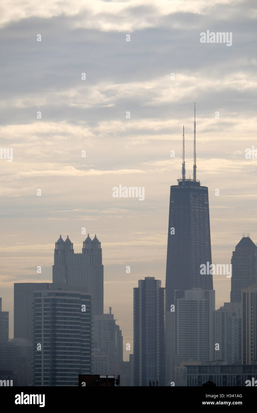 Le bâtiment situé au 875 N Michigan Ave, anciennement appelé le bâtiment John Hancock, se distingue au lever du soleil parmi les bâtiments de la ligne d'horizon de Chicago. Banque D'Images