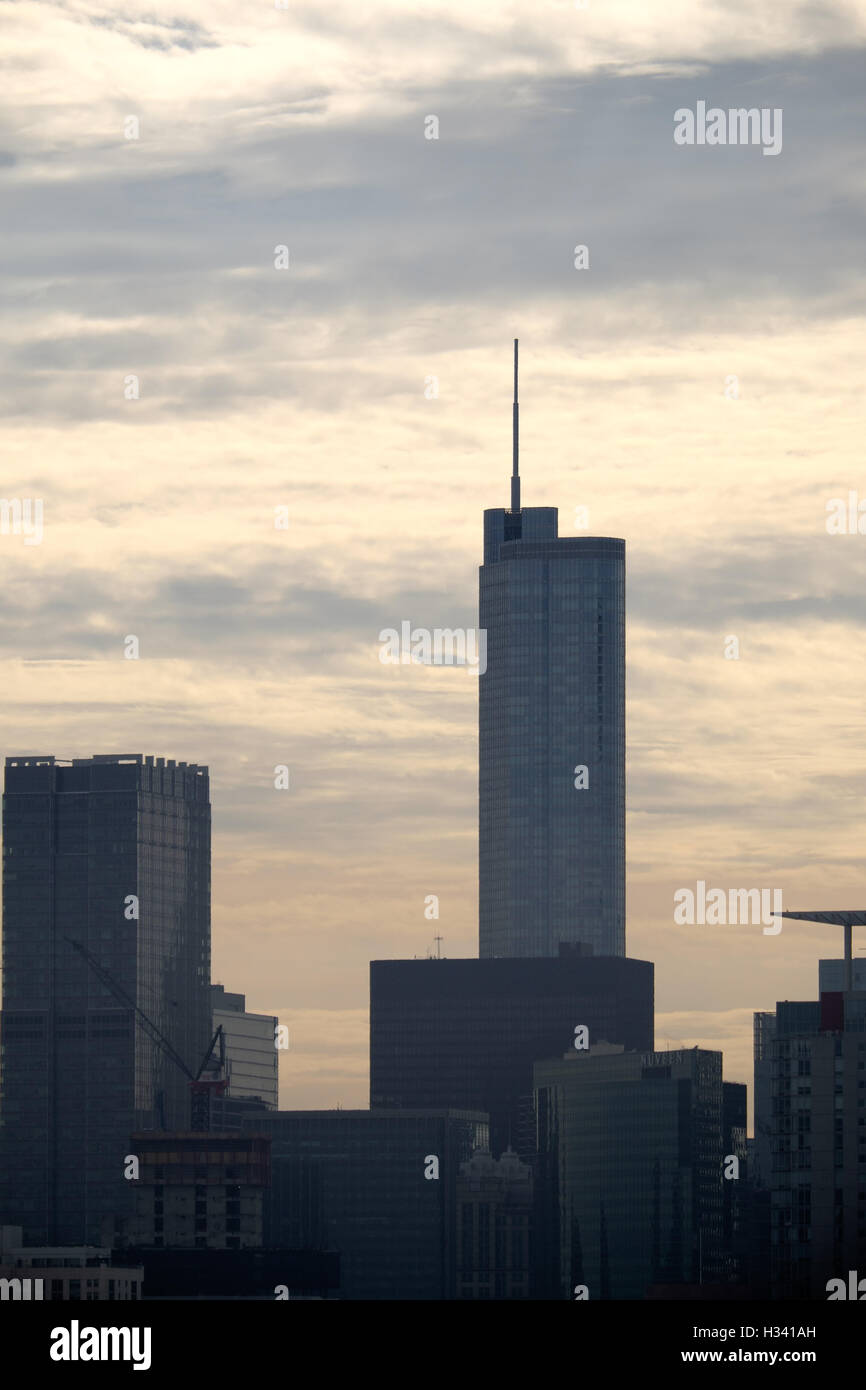La Trump Tower se dresse au milieu des bâtiments de Chicago, dans l'Illinois, au lever du soleil un matin d'été chaud. Banque D'Images