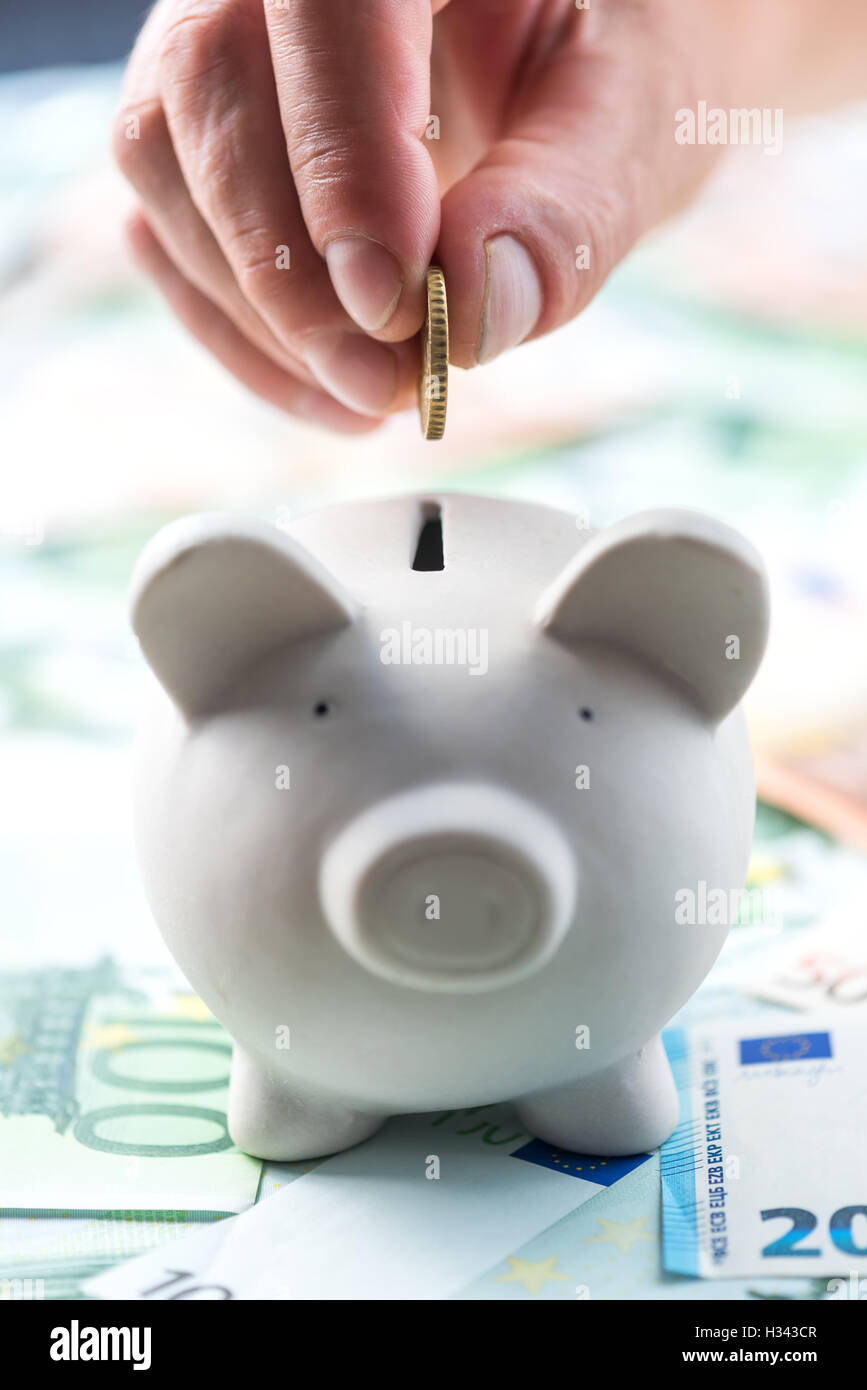 Cochon tirelire avec pièce d'or Banque D'Images