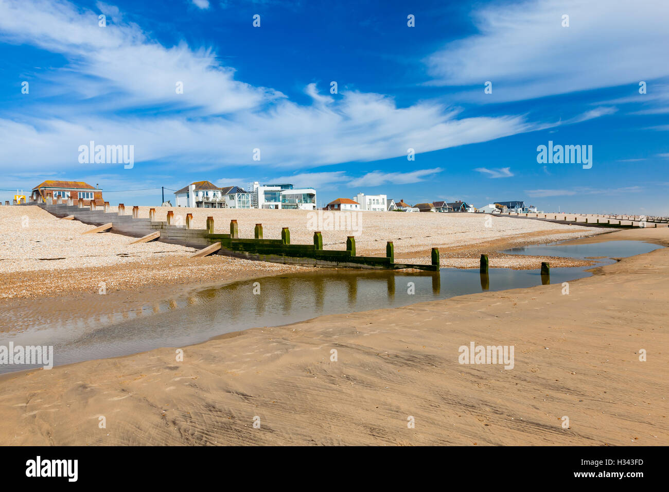 Épis sur le bois d'une plage de sable doré à Camber Sands East Sussex England UK Europe Banque D'Images