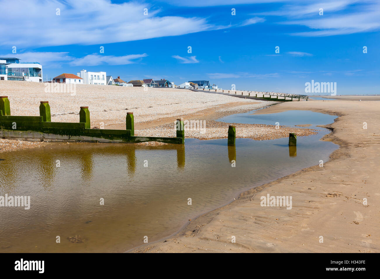 Épis sur le bois d'une plage de sable doré à Camber Sands East Sussex England UK Europe Banque D'Images