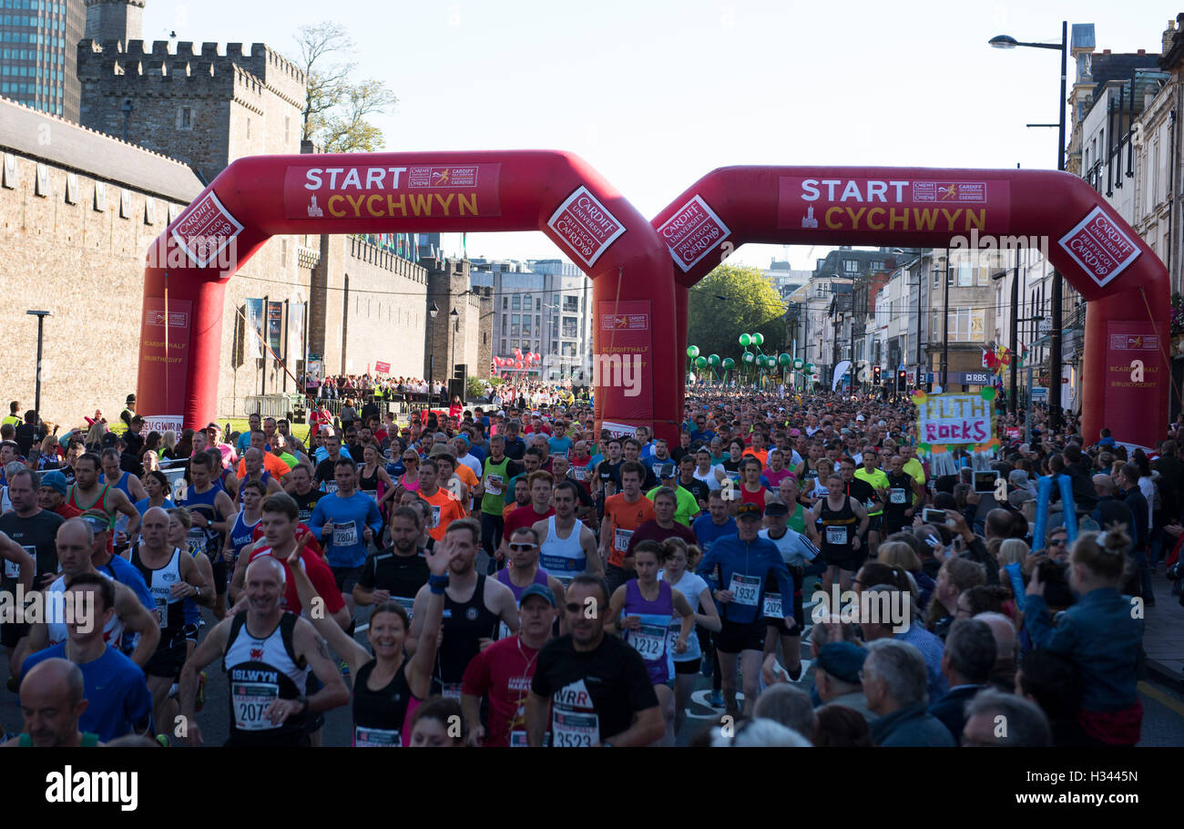 Glissières de prendre part au demi-marathon de Cardiff Banque D'Images