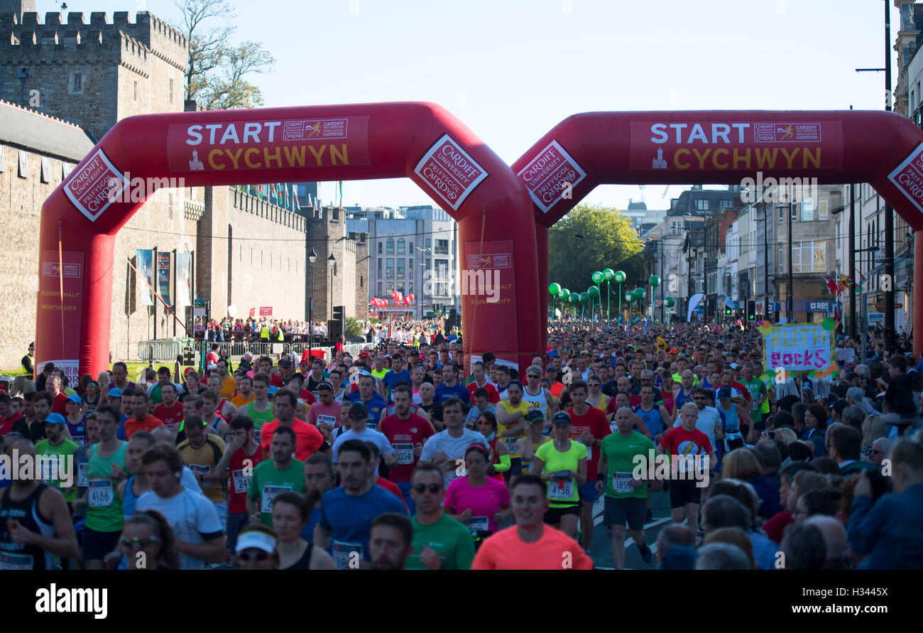 Glissières de prendre part au demi-marathon de Cardiff Banque D'Images