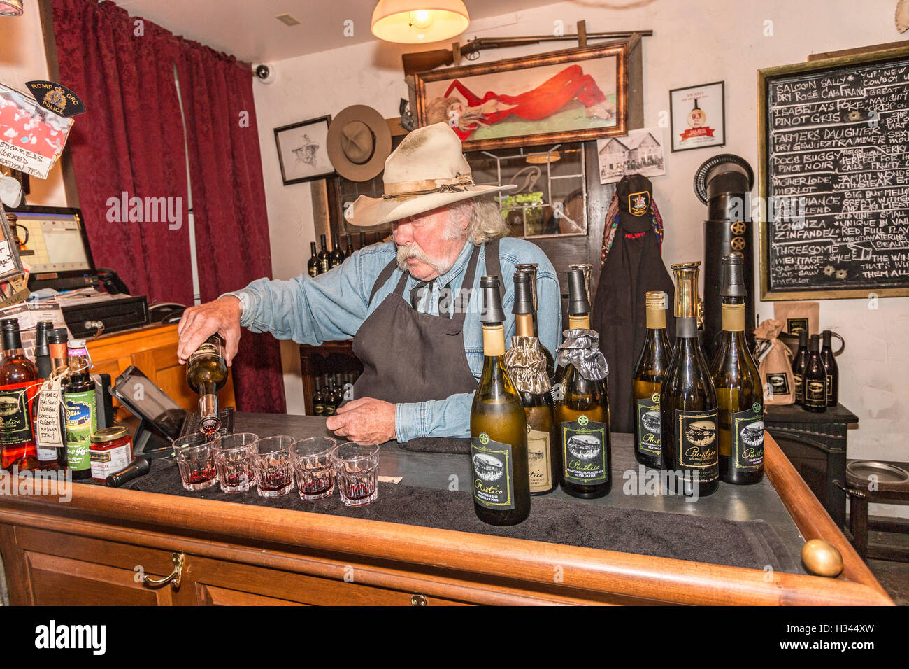 Bruce Fuller propriétaire verse du vin à thème cowboy Rustico Farm & Cellars Winery à Oliver, sud de la vallée de l'Okanagan, BC, Canada. Banque D'Images