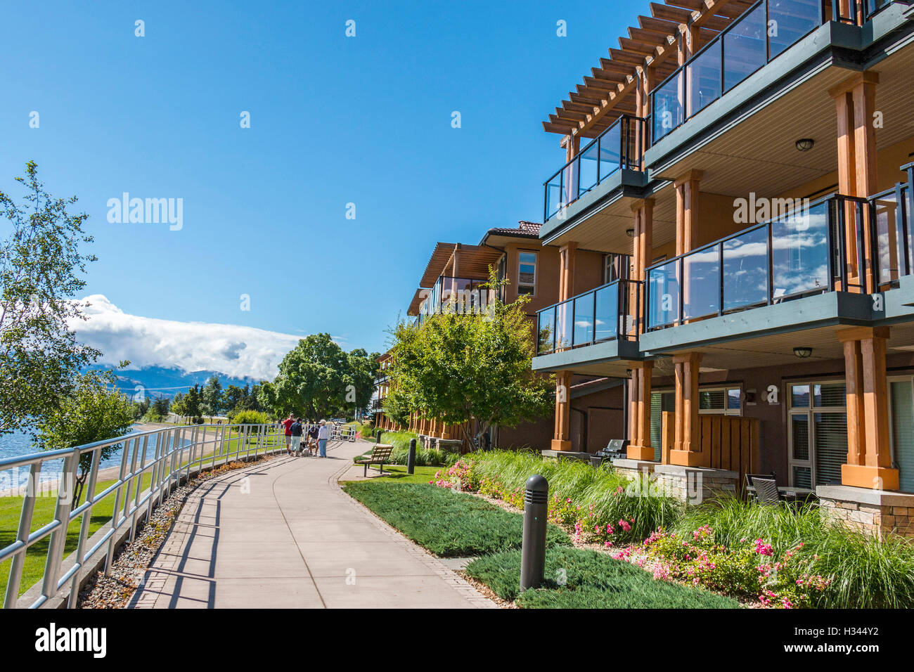 Watermark Resort, sur les rives du lac Osoyoos à Osoyoos, BC, Canada. Visiteurs nager, kayak, paddleboard, SUP et vous détendre. Banque D'Images