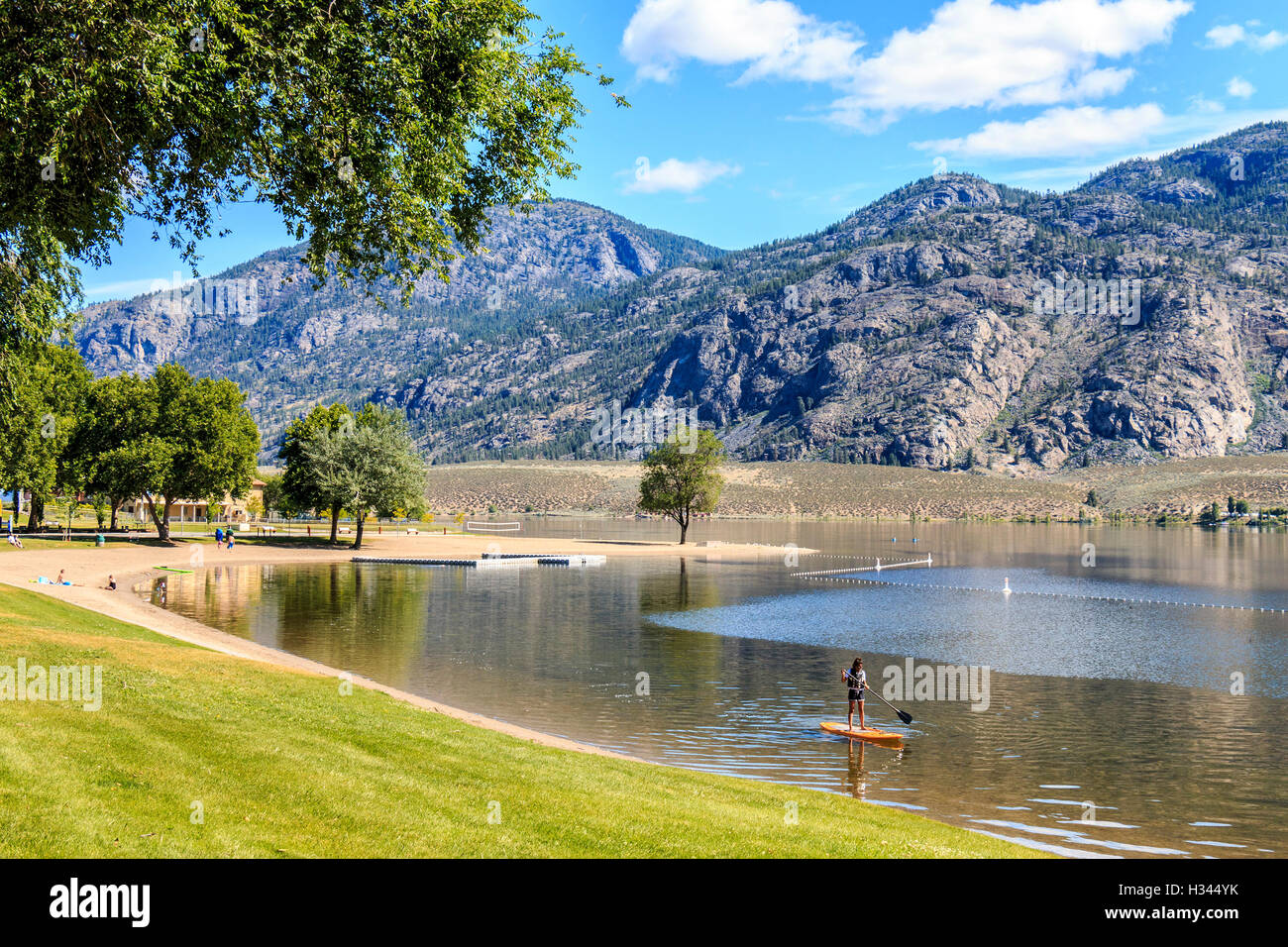 Watermark Resort, sur les rives du lac Osoyoos à Osoyoos, BC, Canada. Visiteurs nager, kayak, paddleboard, SUP et vous détendre. Banque D'Images