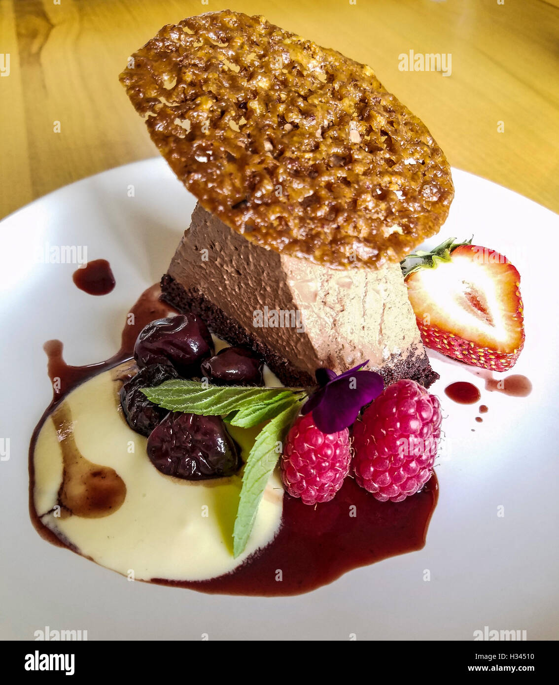 Mousse au chocolat à l'expresso d'une éponge avec du vin rouge cerise épicé pour le dessert à l'arrière-cour ferme dans la vallée de l'Okanagan, au Canada Banque D'Images