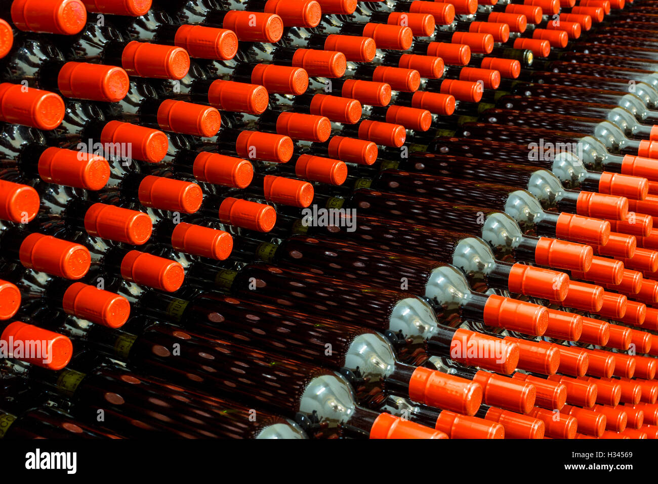 Bouteille de vin rouge, stockés dans une cave Banque D'Images