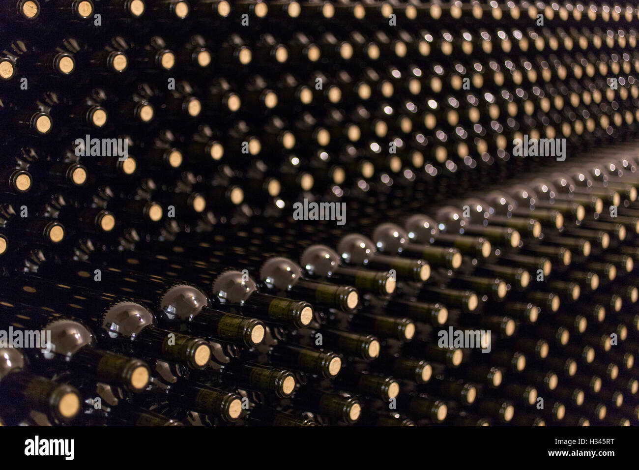 Bouteille de vin rouge, stockés dans une cave Banque D'Images