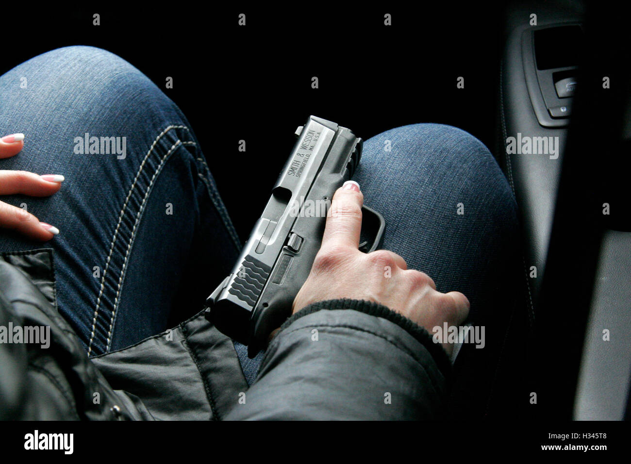 Officier de police de Detroit se trouve dans le véhicule avec un fusil sur les genoux, Detroit, Michigan, USA Banque D'Images