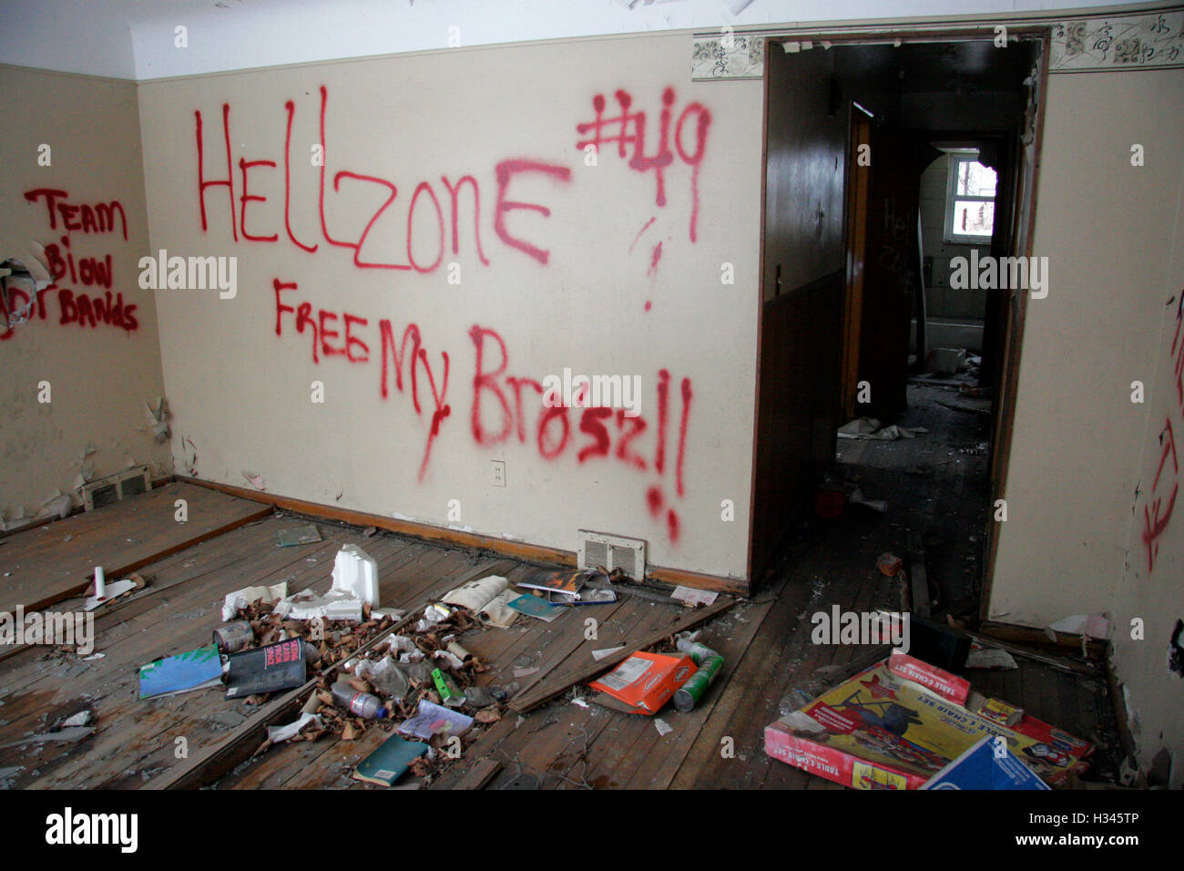 L'enfer des gangs de la zone grafitti dans un abandonded house, Detroit, Michigan, USA Banque D'Images