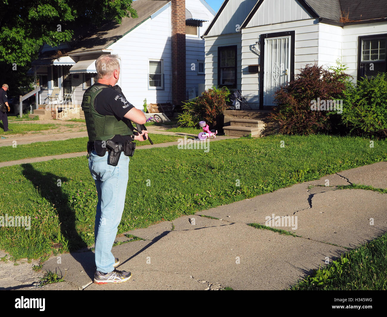 L'agent fédéral sur la scène d'assaut une maison, Detroit, Michigan, USA Banque D'Images