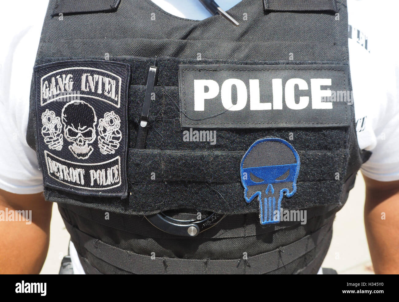 Service de police de Detroit agent Intel Gang des correctifs sur l'armure de corps. Banque D'Images
