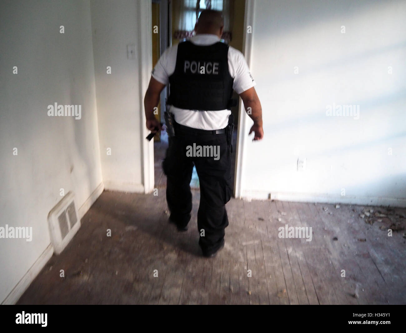 Agent de police recherche une chambre à Detroit, Michigan, USA Banque D'Images
