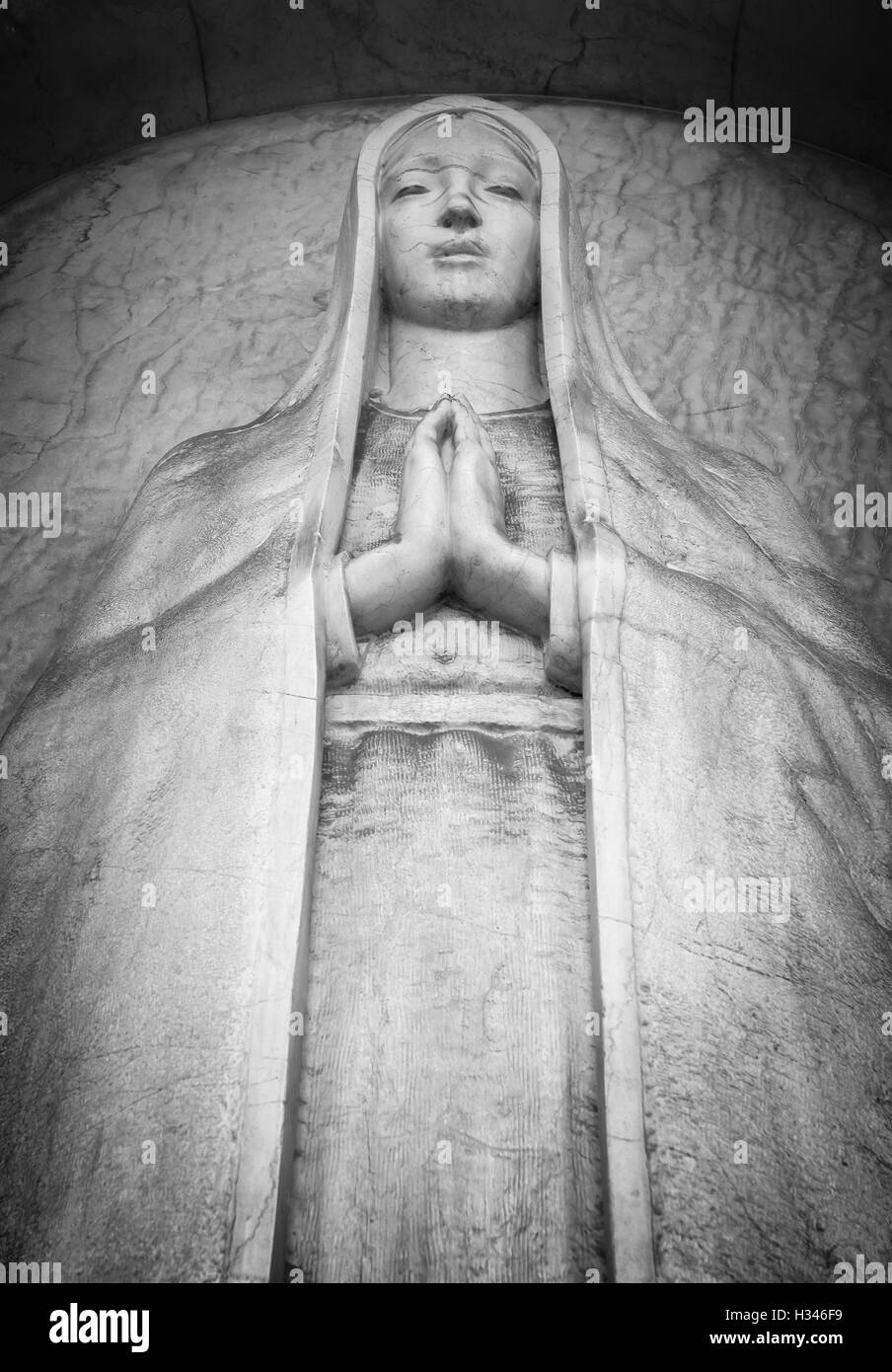 Statue de femme mourante sur lit de mort Banque D'Images