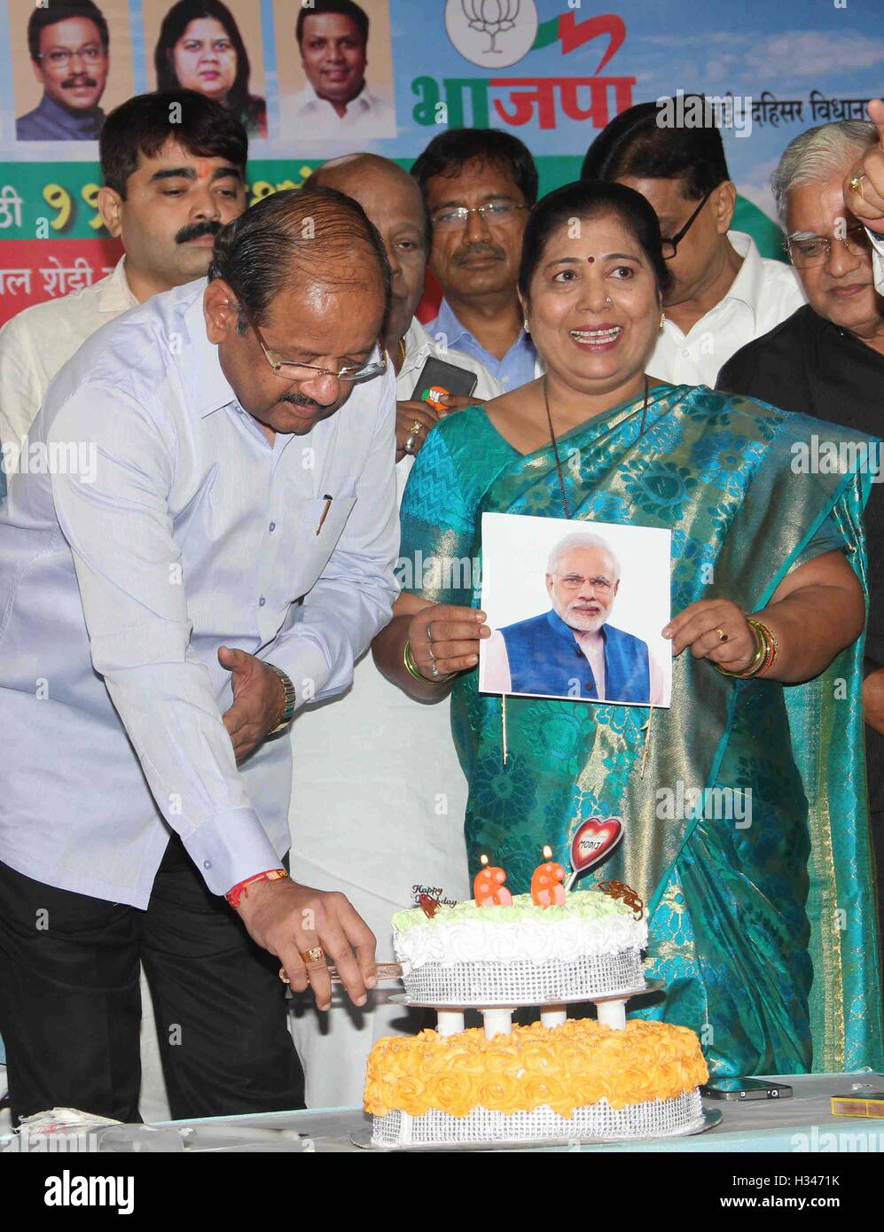 Les travailleurs BJP couper un gâteau dans Mumbai, Inde le 17 septembre 2016, le premier ministre à l'occasion de la célébration de l'anniversaire de Narendra Modi Banque D'Images
