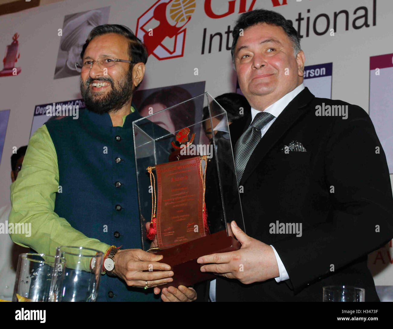 Prakash Javdekar, Ministre du développement de l'Union européenne, présente des géants 44e Prix international à Bollywood acteur Rishi Kapoor Mumbai, Inde Banque D'Images