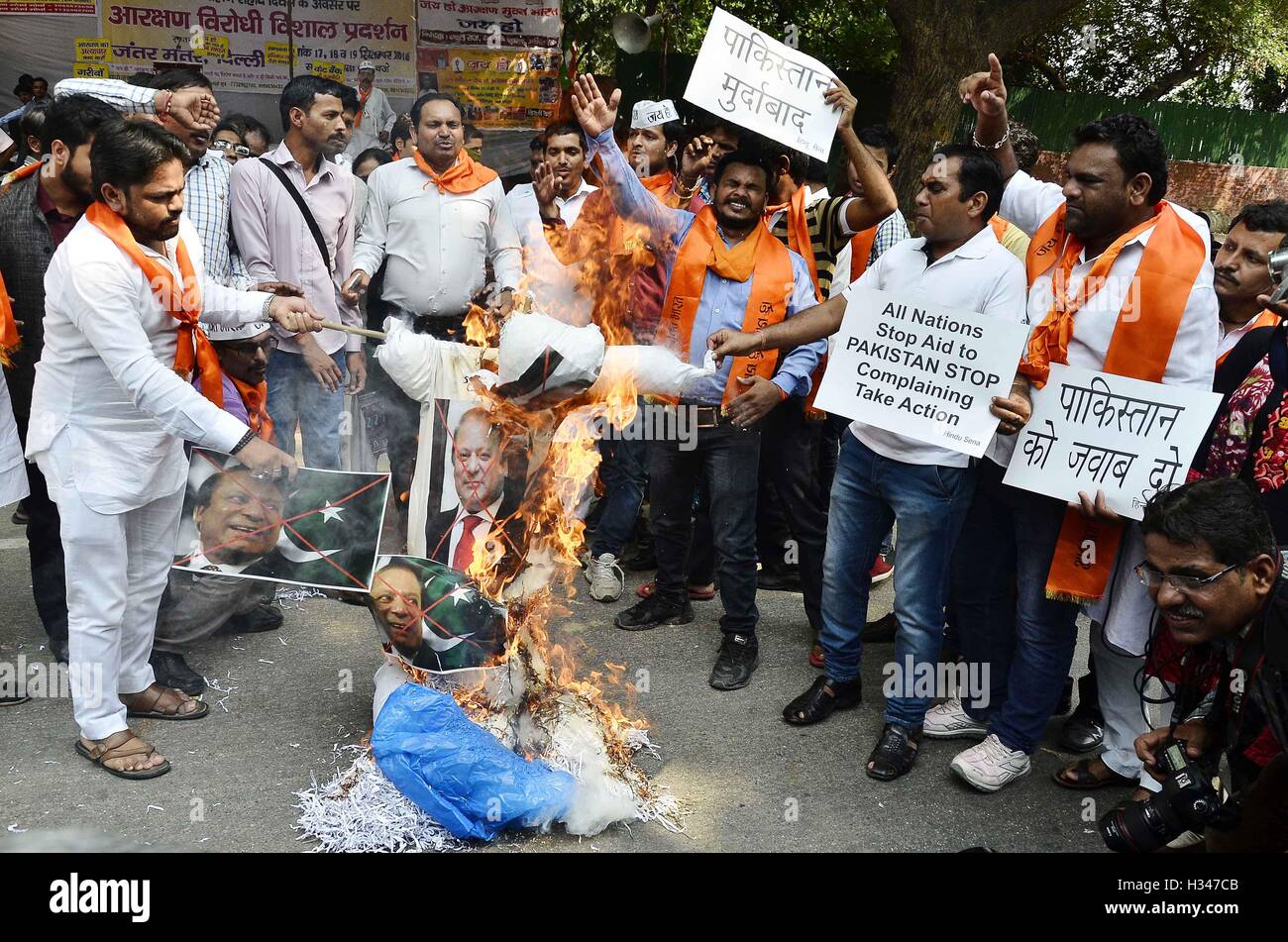 Effigie de gravure activistes hindous au Pakistan Le Premier Ministre Nawaz Sharif protester contre l'attaque de la base de l'armée indienne au Cachemire New Delhi Banque D'Images