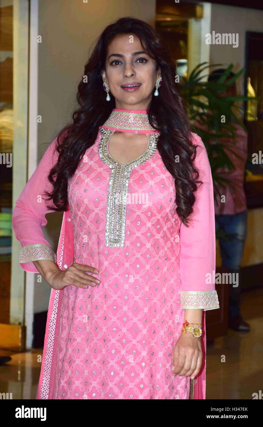 Juhi Chawla Bollywood acteur pendant l'Priyadarshni Academy 32e anniversaire du prix mondial en fonction de Mumbai, Inde Banque D'Images