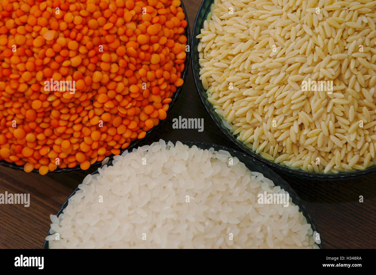 Les céréales et les légumineuses. Le riz, lentilles, orge et nouilles Banque D'Images
