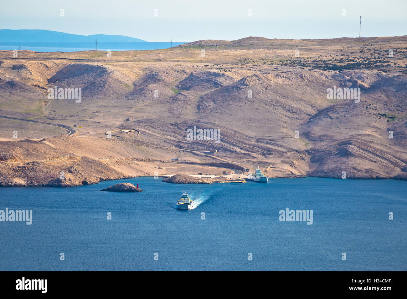 Île de Pag désert de pierre et vue sur le port de ferry, la Dalmatie, Croatie Banque D'Images