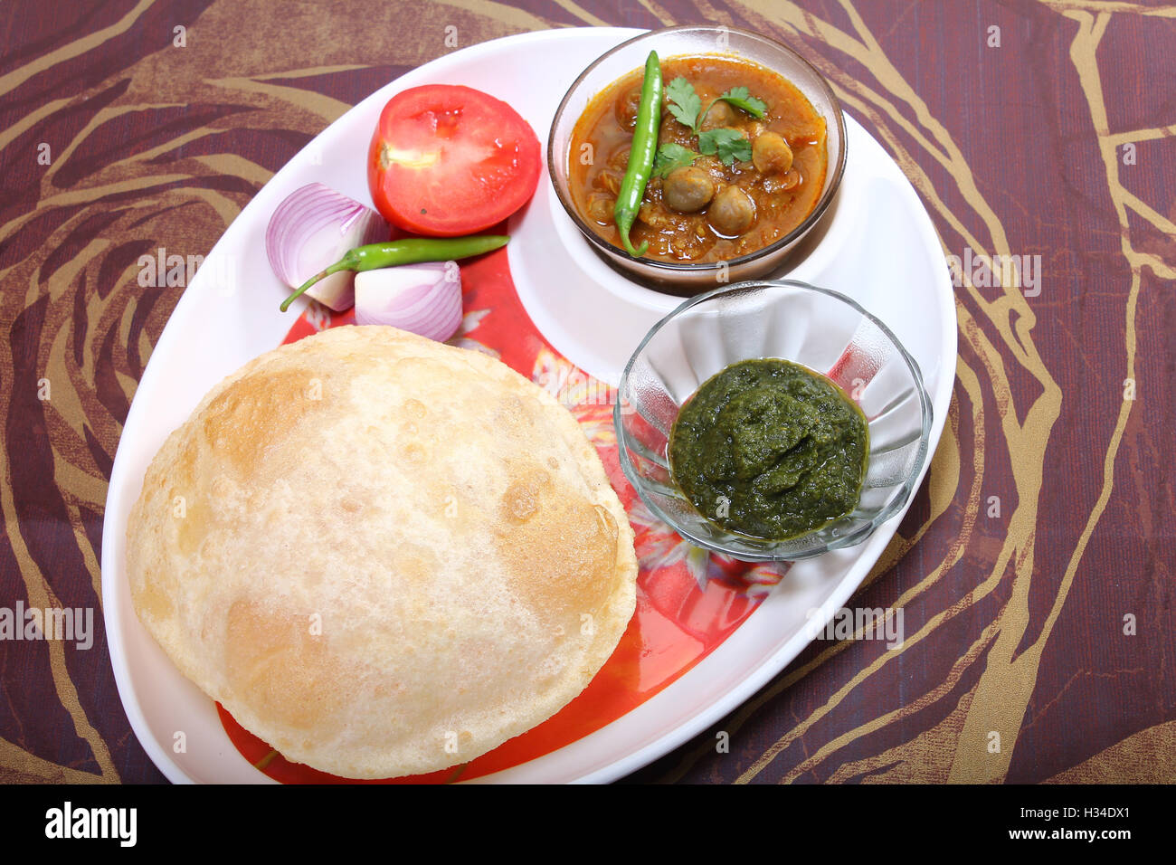 Chole bhature avec chutney de piment vert et garniture Banque D'Images