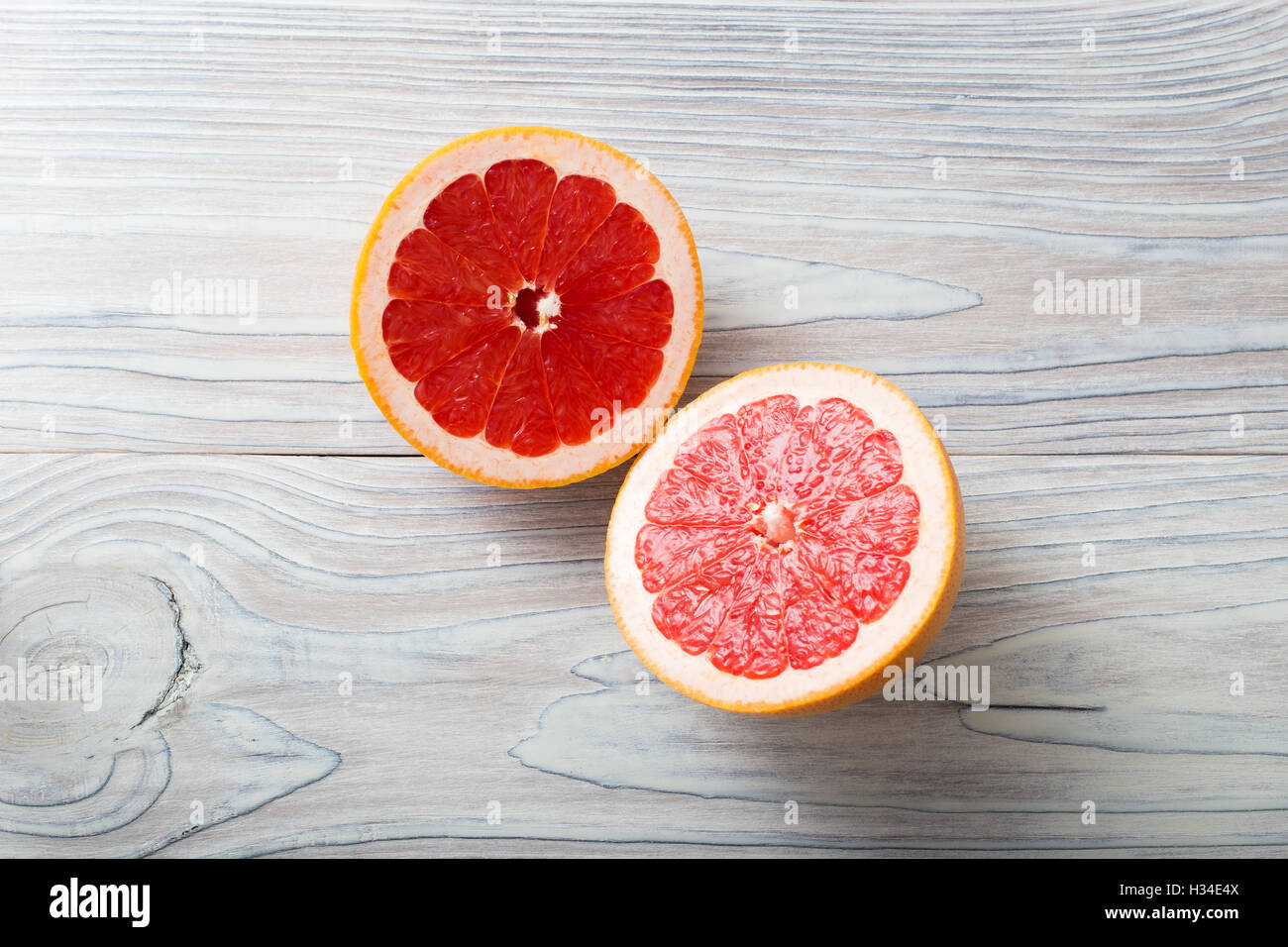 Tranches de pamplemousse mûr blanc sur fond de bois de naturel Banque D'Images