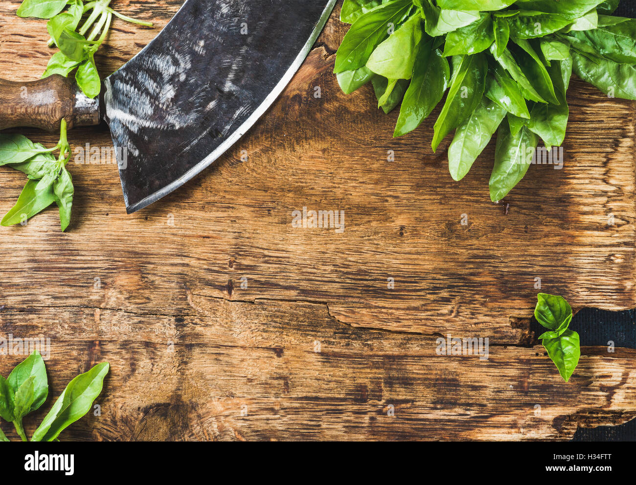 Basilic frais et vintage herb hacheur sur bord rustique en bois Banque D'Images