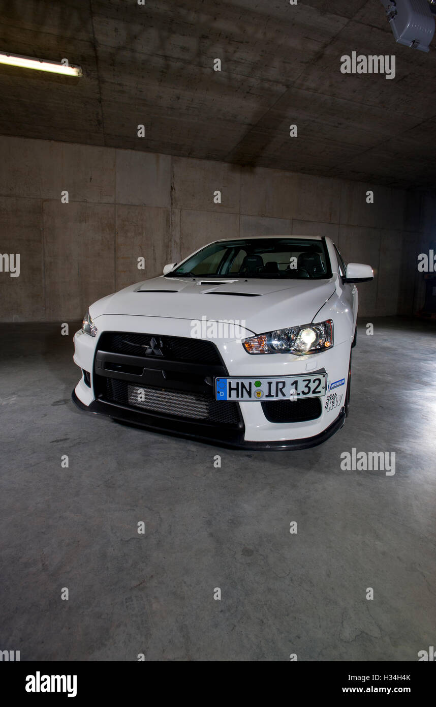 2009 Mitsubishi Evo X performance voiture avec suspension abaissée Banque D'Images